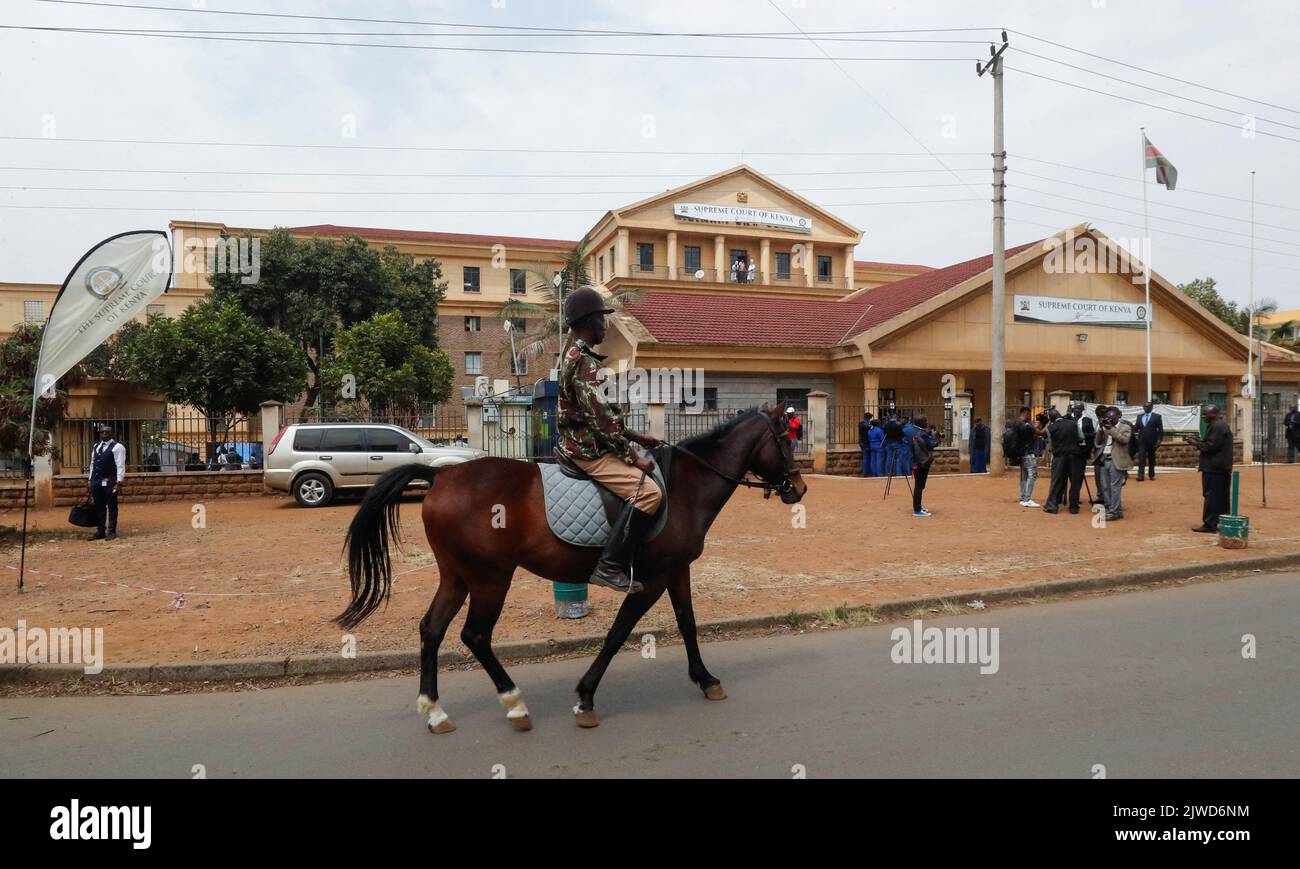A security personnel on horseback near the Supreme Court building after the Supreme Court upheld Kenyan President-elect William Ruto's presidential election victory, at the Supreme Court in Nairobi, Kenya September 5, 2022. REUTERS/Thomas Mukoya Stock Photo