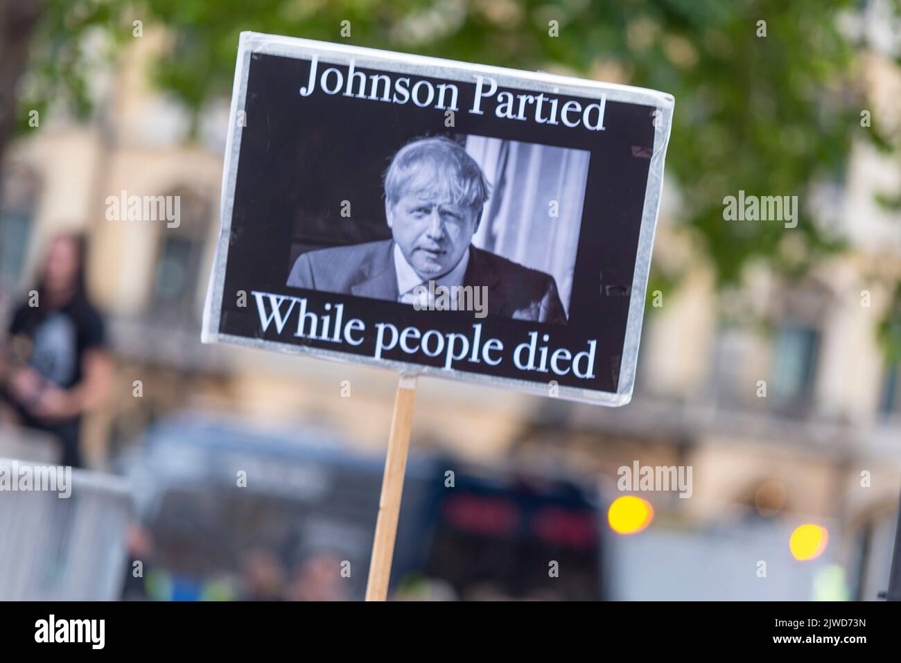 Queen Elizabeth II Centre, Westminster, London, UK. 5th Sep, 2022. Conservative party members and officials are arriving at the Centre in preparation for the announcement of the new leader of the party, and thereby the new Prime Minister of the UK. The winner will be either Liz Truss or Rishi Sunak. Protesters gathered outside. COVID 19 deaths, Boris Johnson Partygate placard Stock Photo