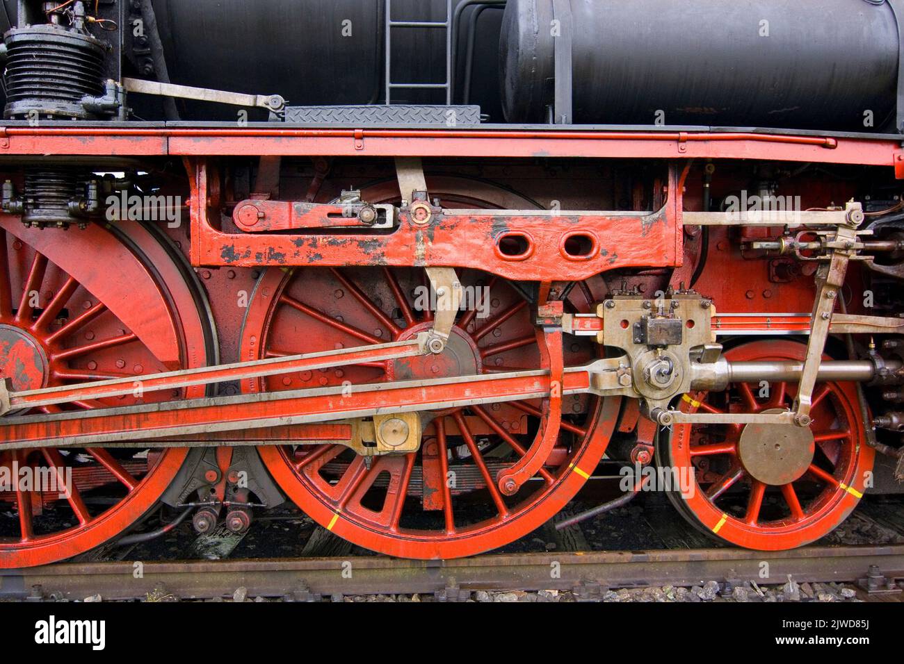 Räder und Antriebs-Gestänge der Dampflok 381301 nah * driving wheels and transmission gear of German locomotive 38 1301 Stock Photo