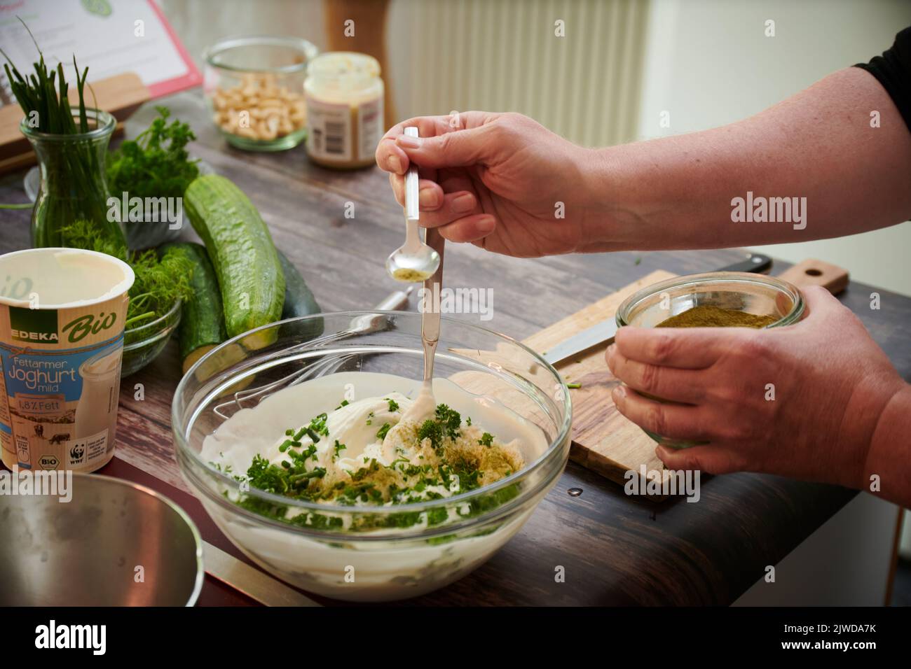 Kraeuter Quark Herstellung mit Gurke und Kraeutern Stock Photo - Alamy