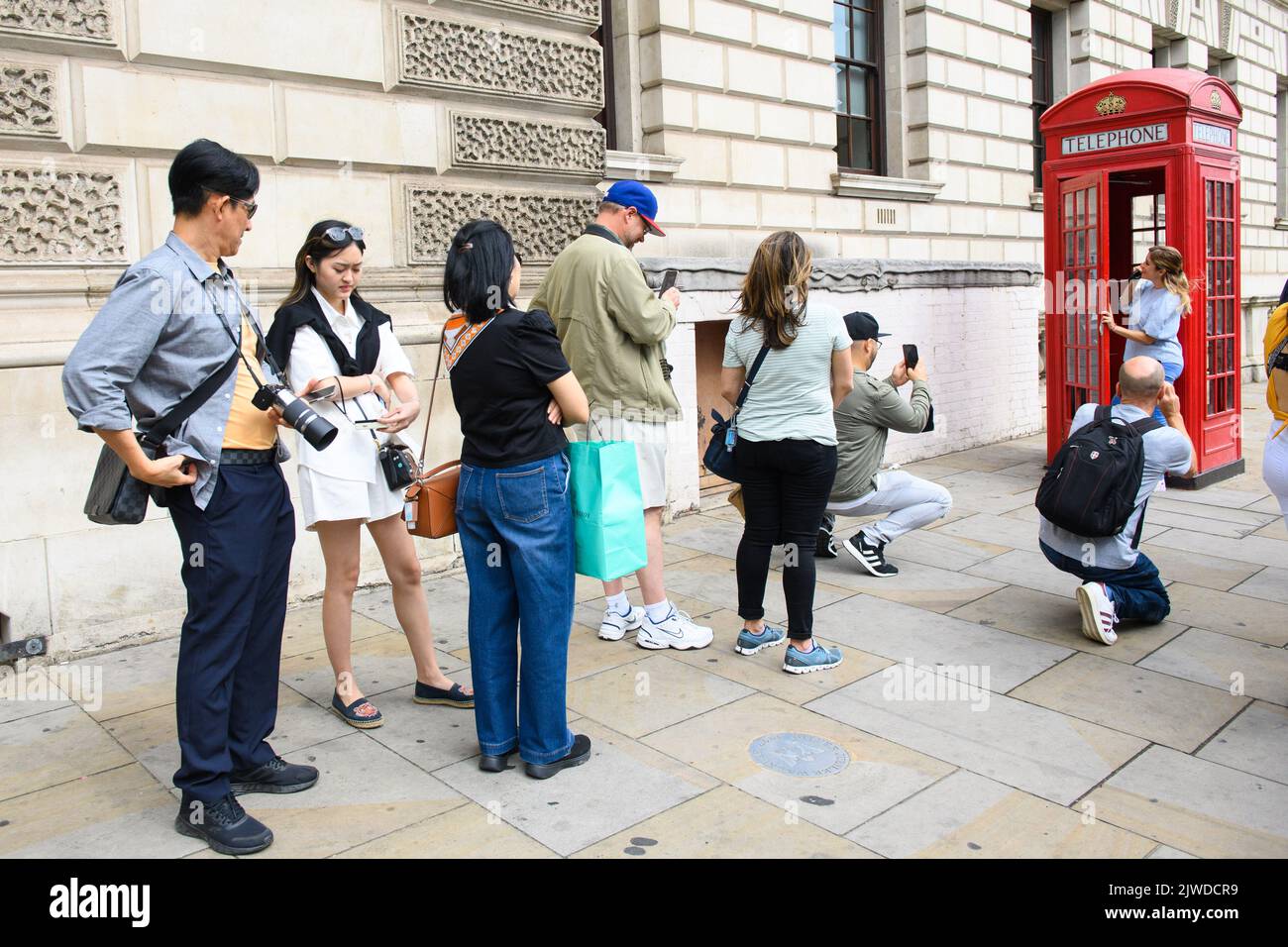 London, UK. 5 September 2022. Tourists queue up to take pictures