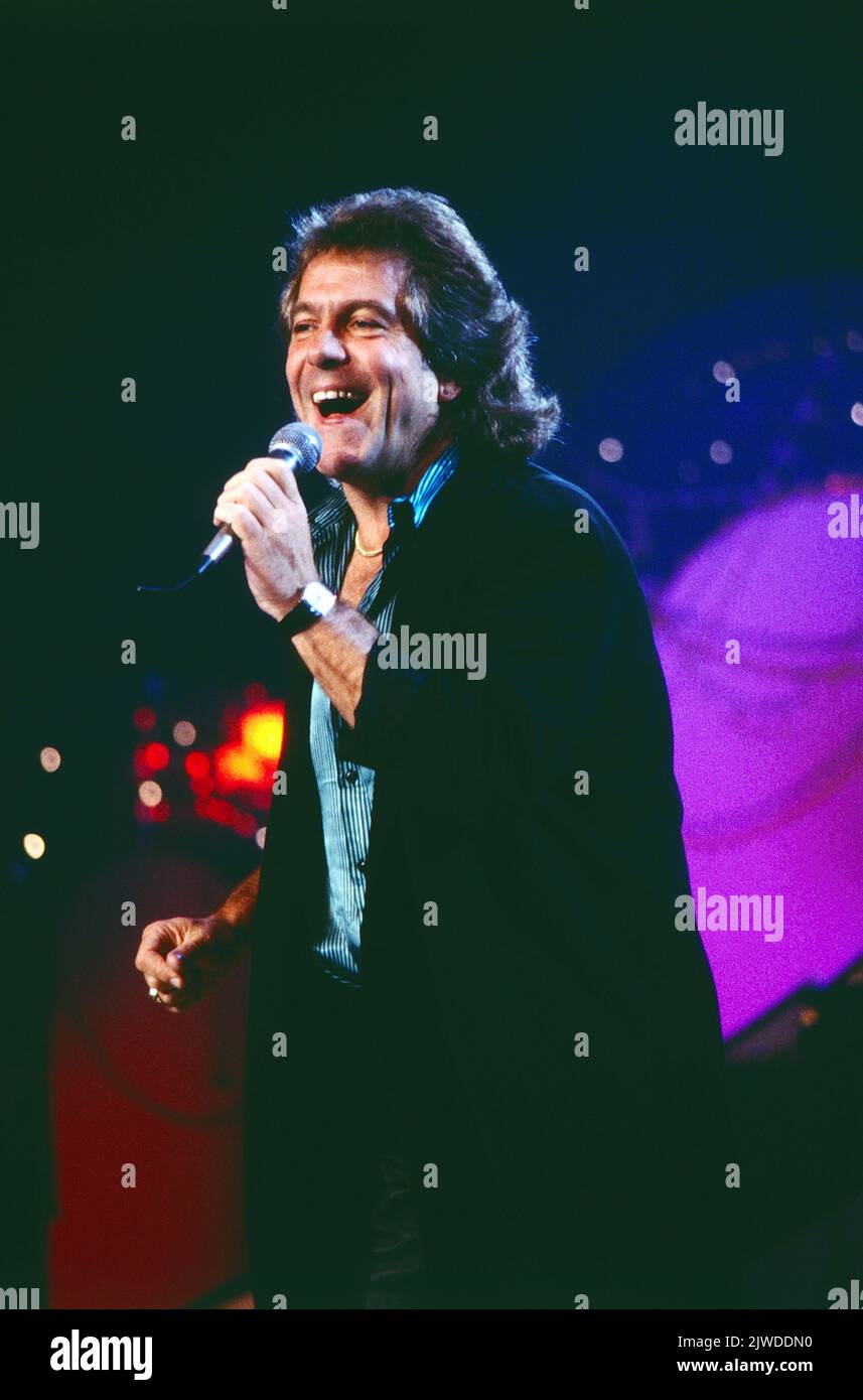 Dave Dee, britischer Pop Sänger, bei einem TV Auftritt in Deutschland, 1989. Dave Dee, British Pop singer, TV performance in Germany, 1989. Stock Photo