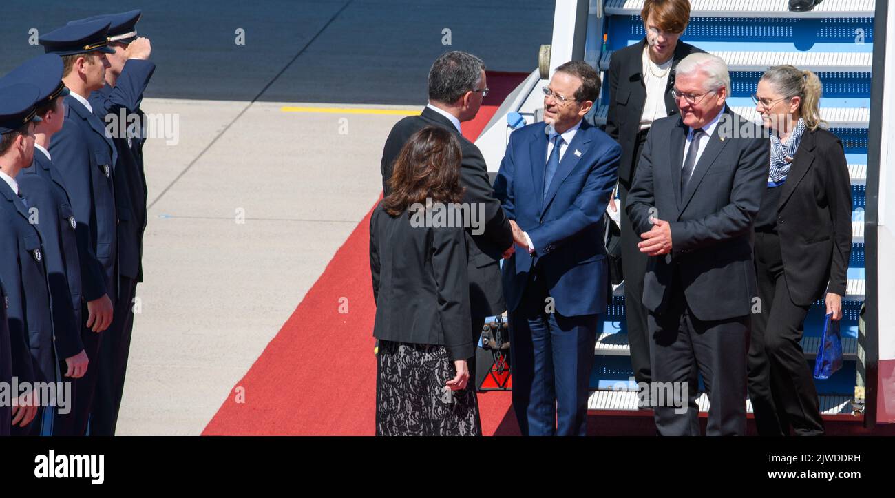 05 September 2022, Bavaria, Hallbergmoos: Florian Herrmnn (CSU,l), head of the Bavarian State Chancellery, welcomes Israel's President Izchak Herzog and German President Frank-Walter Steinmeier with their wives Elke Büdenbender and Michal Herzog at Munich Airport (l-r). The two presidents are taking part in the commemoration ceremony marking the 50th anniversary of the Olympic assassination. Photo: Stefan Puchner/dpa Stock Photo