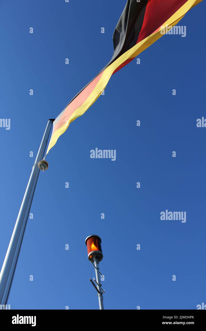 deutsche Flagge mit Sturmwarnung Stock Photo