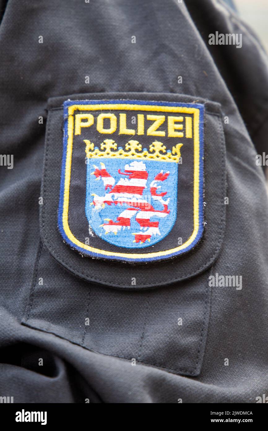 Wappen der Polizei Hessen auf dem Einsatzanzug eines Polizisten Stock ...