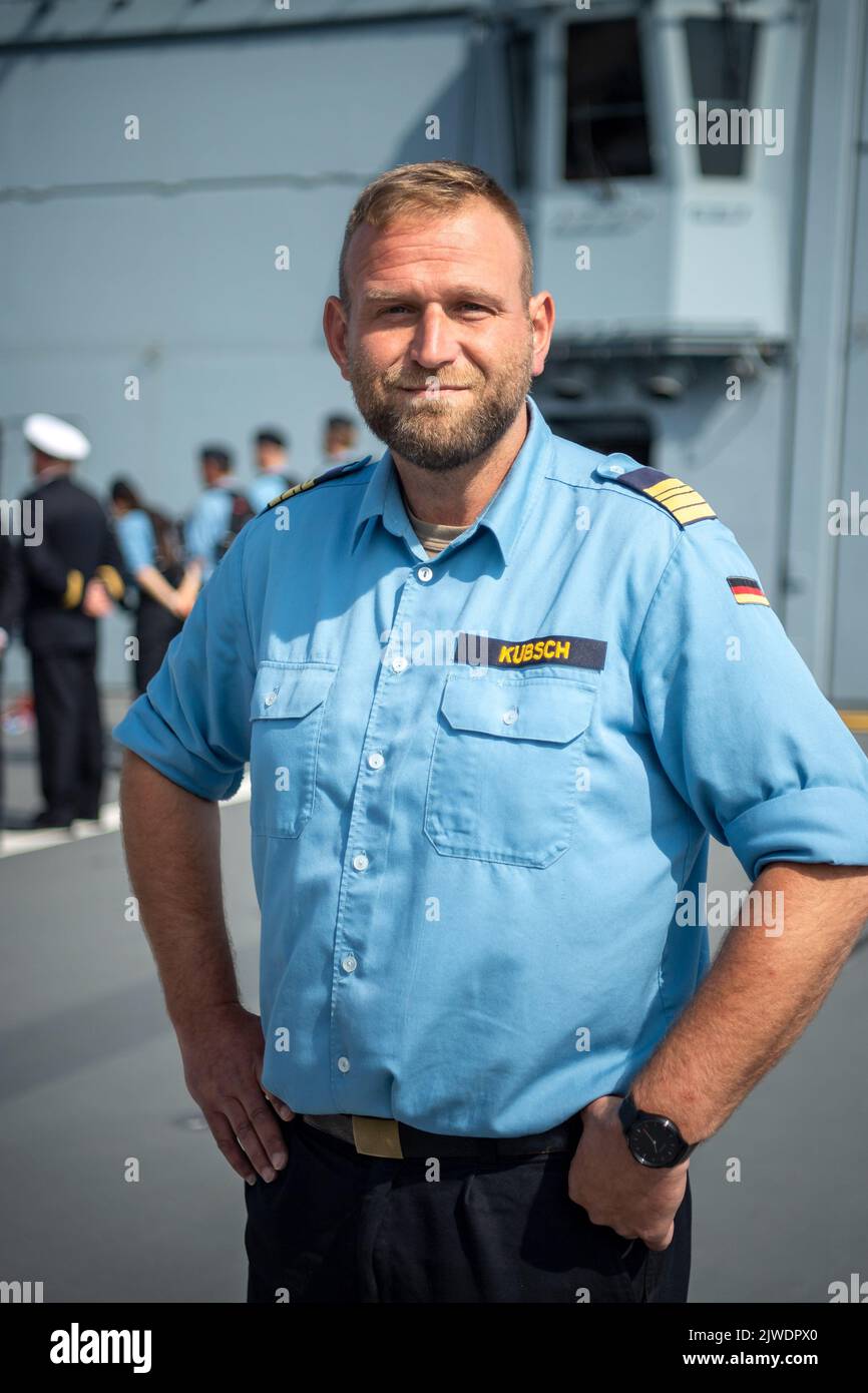 wilhelmshaven-germany-05th-sep-2022-commander-frigate-captain-volker-kbsch-stands-on-the-frigate-hessen-the-hessen-sailed-from-its-home-port-of-wilhelmshaven-to-join-the-us-aircraft-carrier-group-carrier-strike-group-for-an-exercise-credit-sina-schuldtdpaalamy-live-news-2JWDPX0.jpg