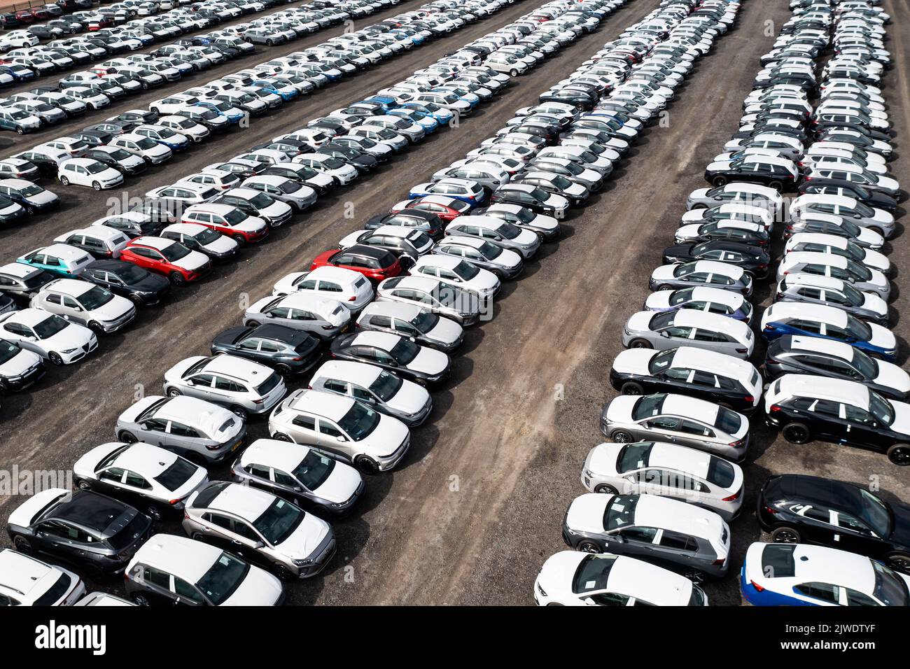 TAMWORTH, UK - AUGUST 30, 2022.  An aerial view of rows of newly built cars and vehicles ready for export and import and delivery to sales dealerships Stock Photo