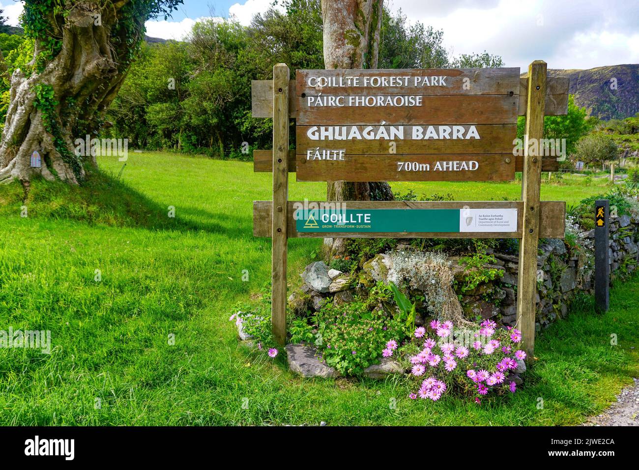 Gougane Barra, Co. Cork, Ireland: A sign in English and Gaelic welcomes visitors to Gougane Barra Forest Park. Stock Photo