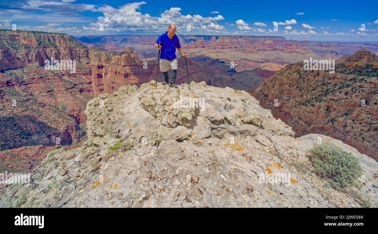 Man hiking on a cliff along Buggeln Hill Trail halfway between Grandview Point and the Sinking Ship, Grand Canyon National Park, Arizona, USA Stock Photo