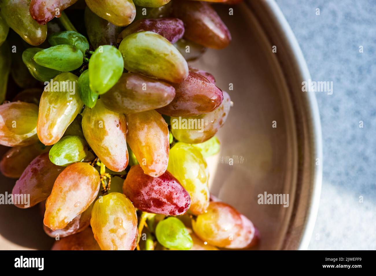 Overhead view of a bunch of grapes in a bowl Stock Photo