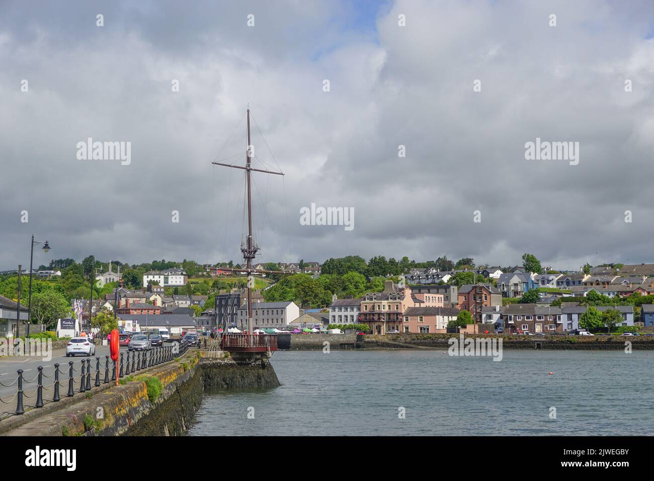 Kinsale, Co. Cork, Ireland: Replica mast from a Spanish galleon on the quayside overlooking Kinsale Harbour. Erected in 2001. Stock Photo