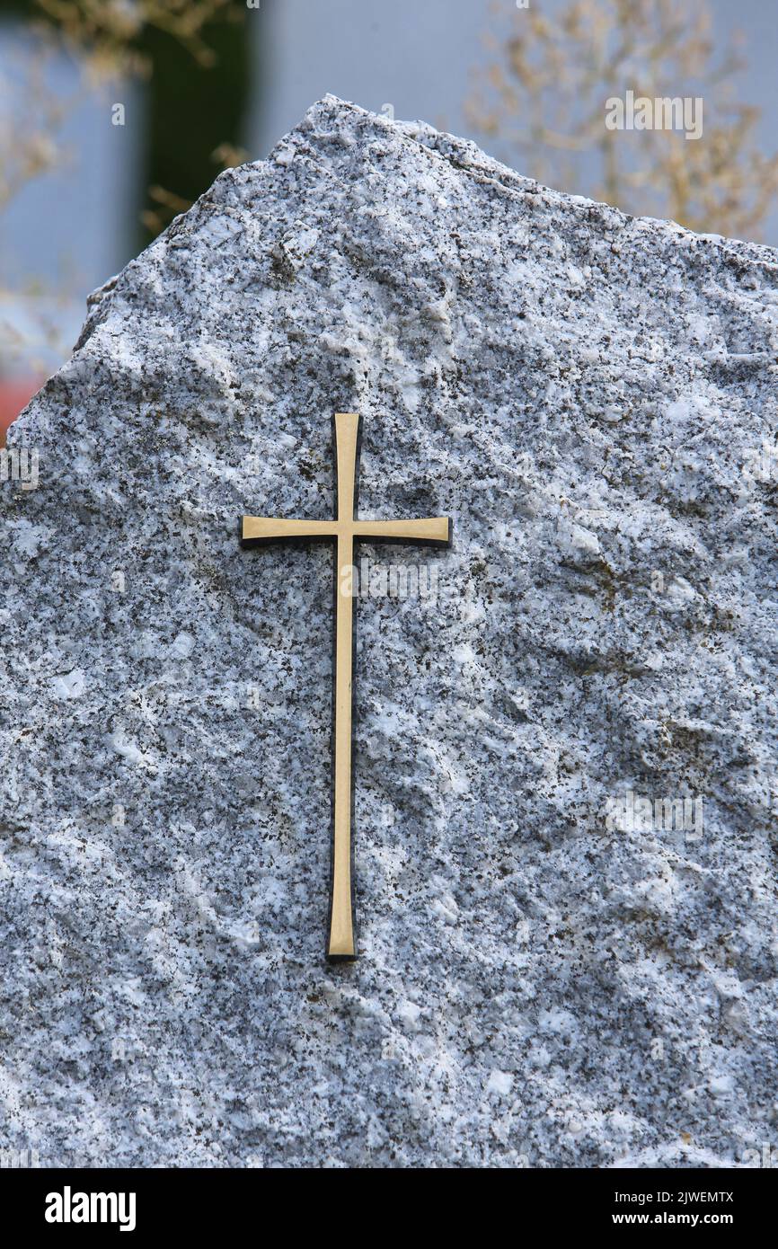 Croix sur une pierre tombale en granit. Saint-Gervais-les-Bains. Haute-Savoie. Auvergne-Rhône-Alpes. France. Europe. Stock Photo
