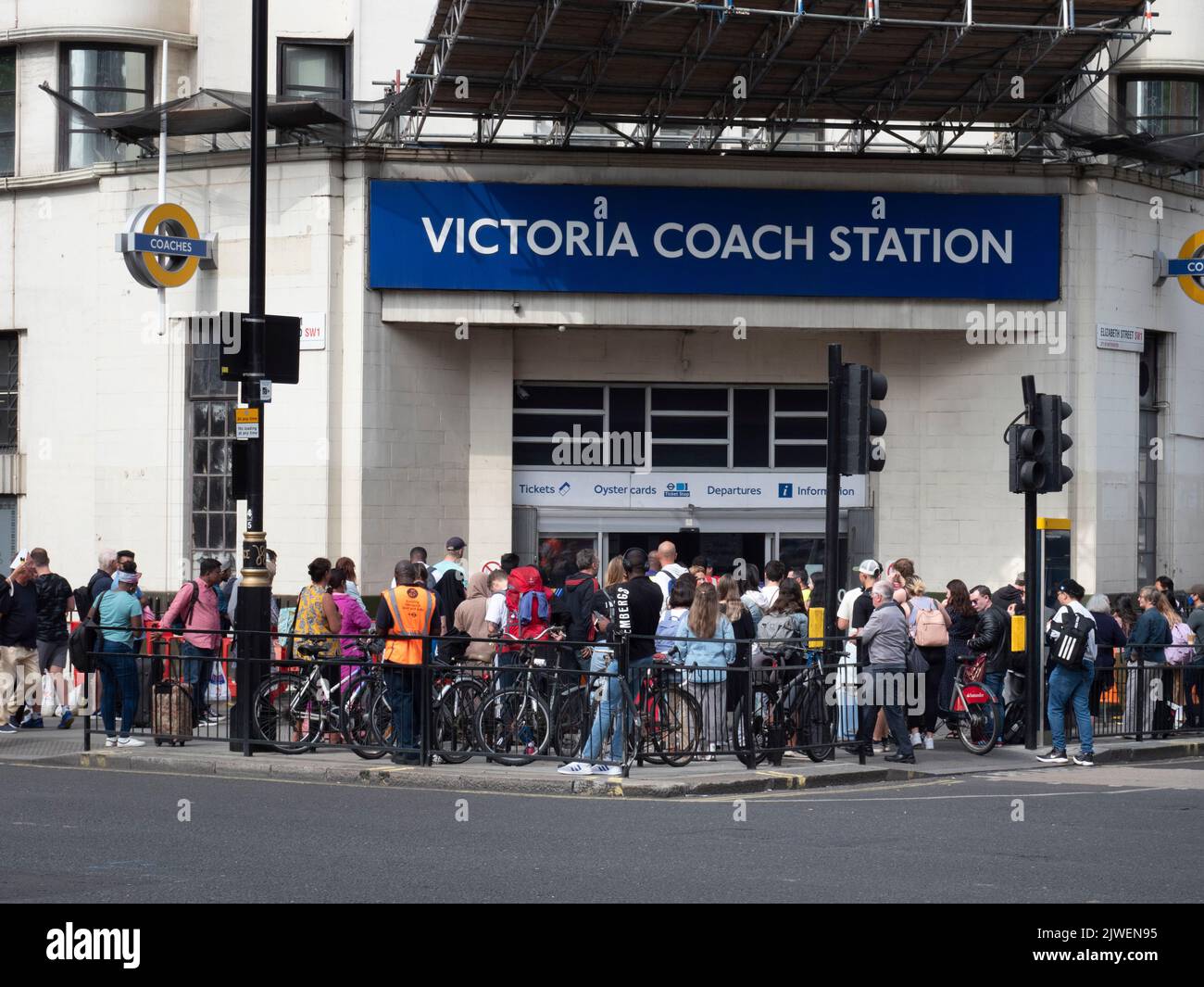 Crowds of commuters outside Victoria Coach Station, London Stock Photo