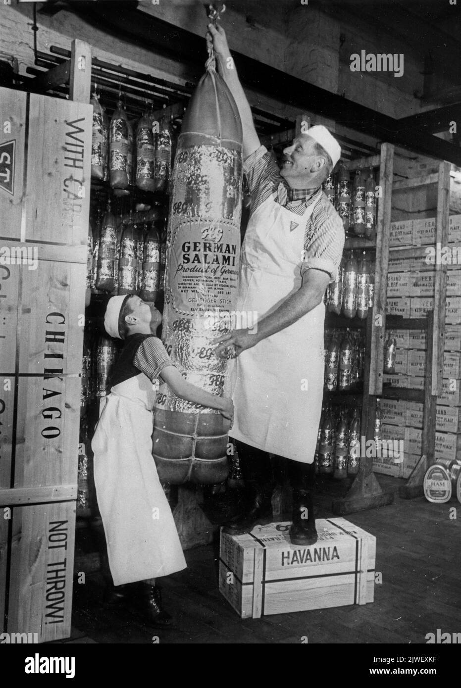 Giant German salami sausage ready for export to Chicago, USA 1934 Deutschland Stock Photo
