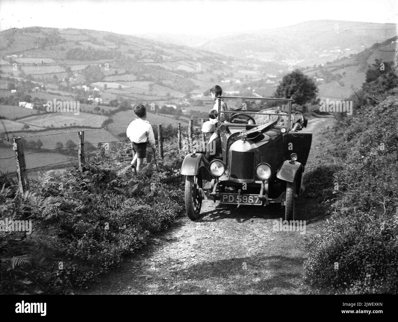 Family day out Britain 1925 letting the engine of their Morris Cowley Bullnose cool down Stock Photo
