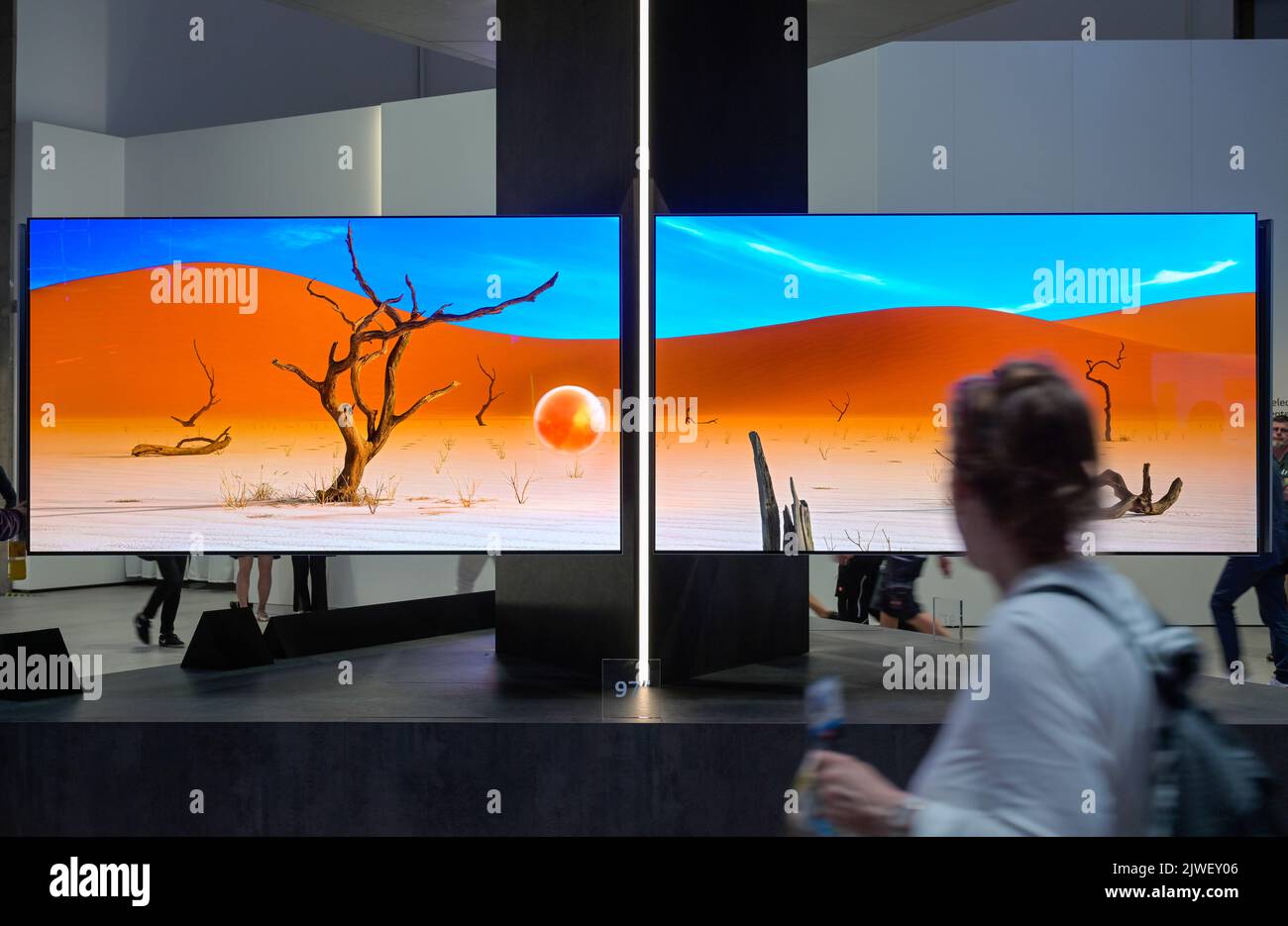 LG Messestand, OLED TV Bildschirm, Internationale Funkaustellung IFA 2022, Berlin, Deutschland Stock Photo