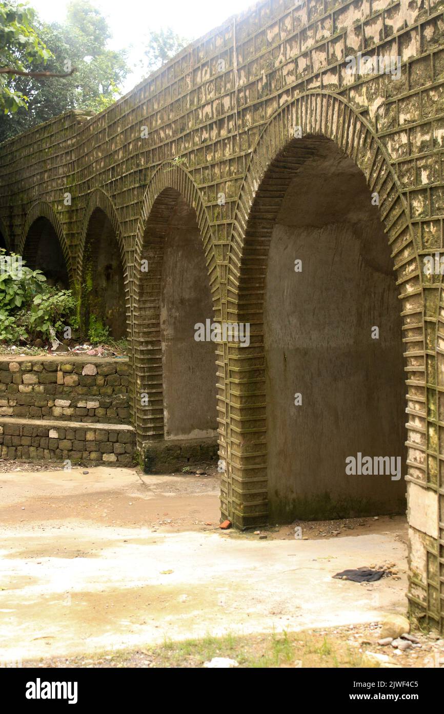 In 1882, the British built this canal on 52 pillars, 40 feet above the ground on the road leading to Bel-Basani in Fatehpur, adjacent to Haldwani Stock Photo