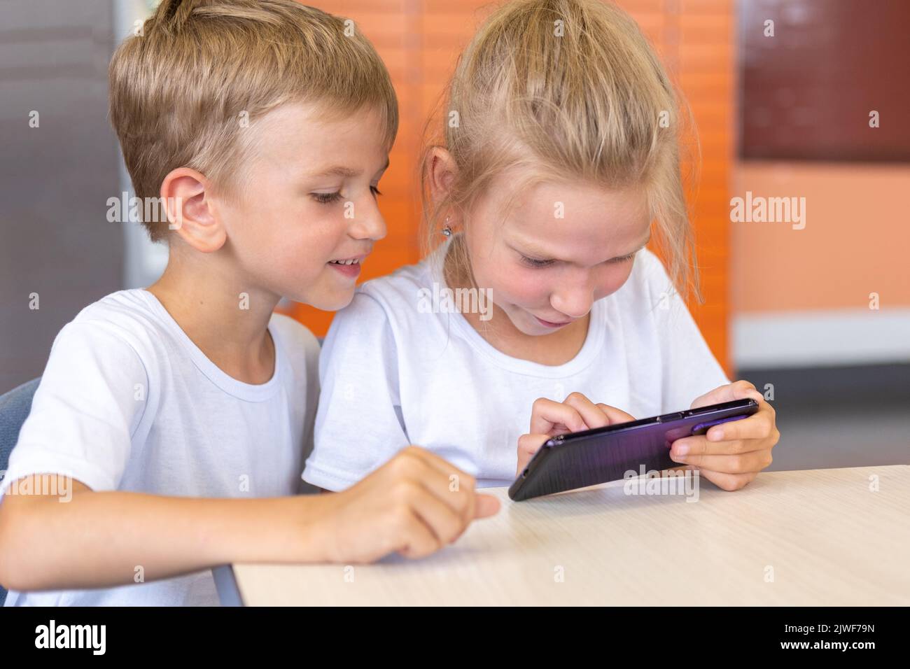 Cartoon girl smartphone video social hi-res stock photography and images -  Alamy