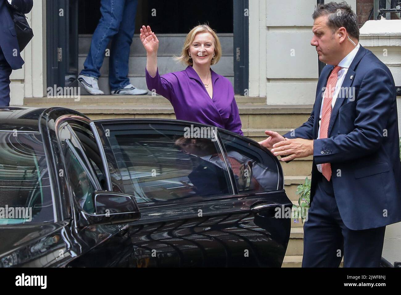 London, UK, 05/09/2022, Liz Truss leaving Tory HQ in Westminster following her win in conservative leadership race against Rishi Sunak in London on 5th September 2022 Stock Photo