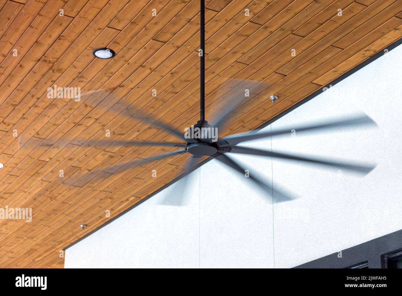 HVLS ceiling fan big fans for hot air cooling. Large ceiling fans for