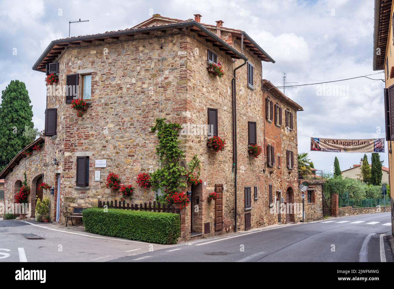 House on the corner of Via dei Carradori and Via della Repubblica in the medieval hilltop town of Lucignano in the Val di Chiana in Tuscany, Italy Stock Photo
