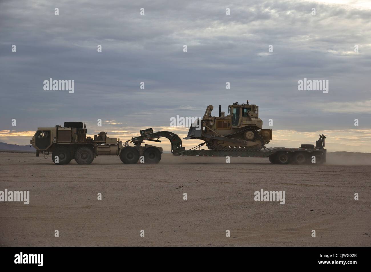 U.S.  Soldiers assigned to 82nd Brigade Engineer Battalion, 2nd Armored Brigade Combat Team, 1st Infantry Division maneuver transport a dozer during Decisive Action Rotation 22-09 at the National Training Center, Fort Irwin, Calif., Aug. 13th, 2022. (U.S. Army photo by Spc. Casey Auman, Operations Group, National Training Center) Stock Photo