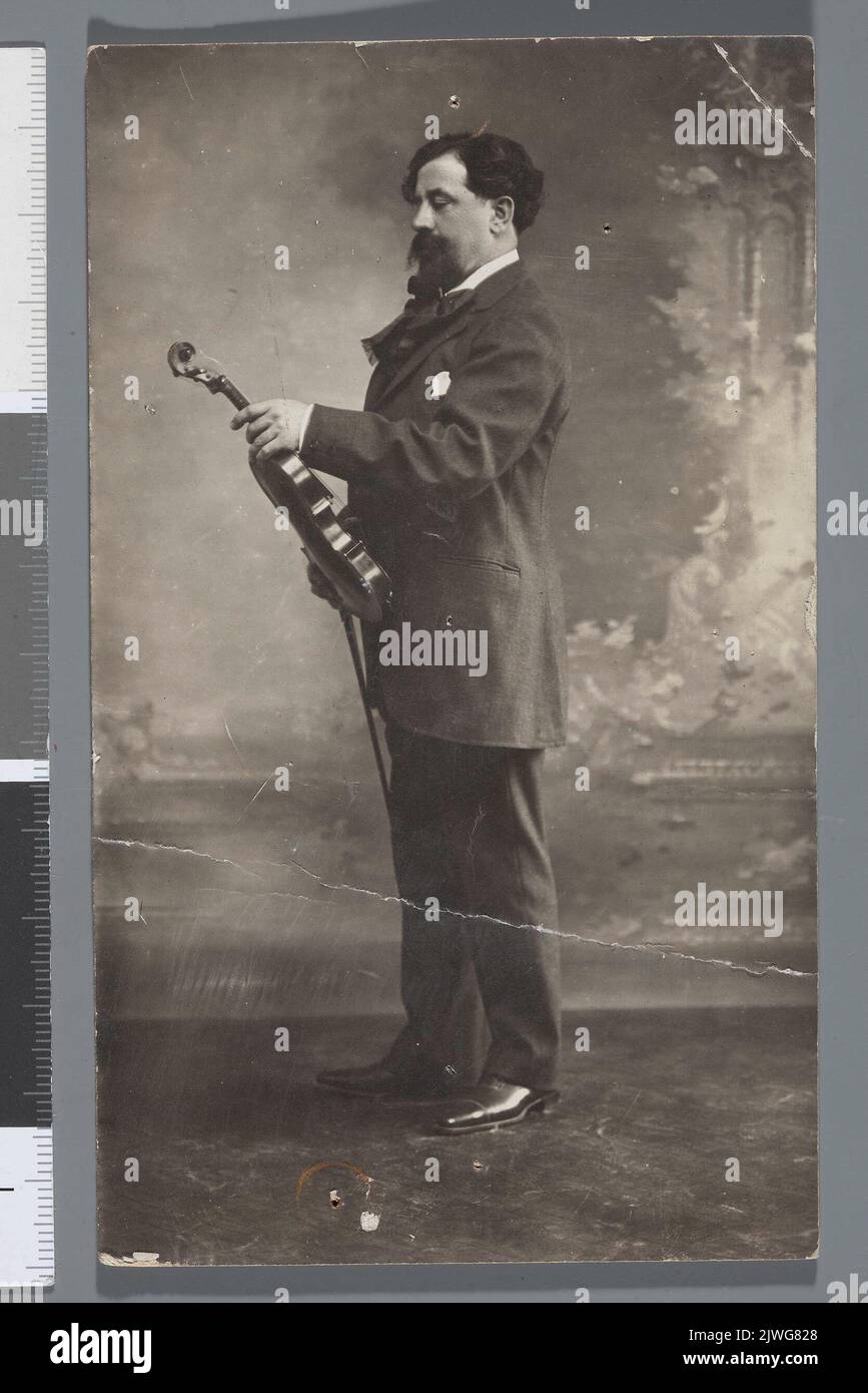 Portrait of Albert Geloso (1863-1916), Spanish violinist (entire figure with violin). unknown, photographer Stock Photo