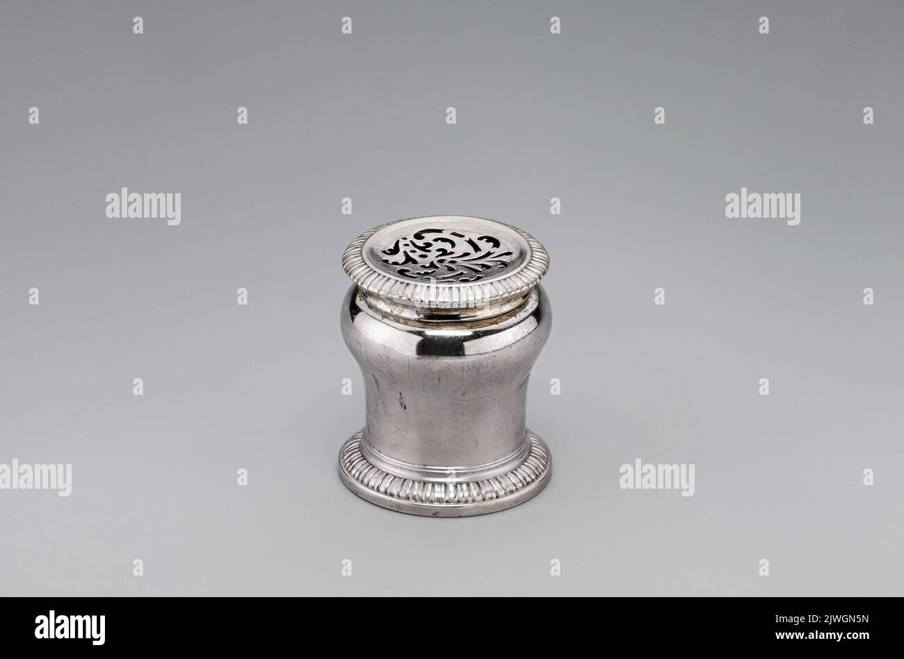 Gadrooning ornaments hi-res stock photography and images - Alamy