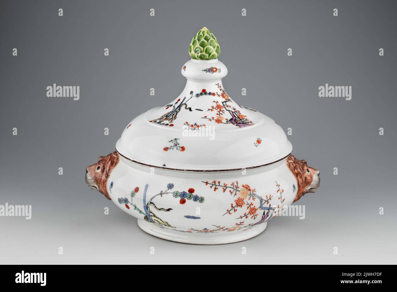 Vase with a lid, with a “yellow lion" decoration. Koenigliche Porcellain Fabrique, Meissen (1710-1763), factory Stock Photo