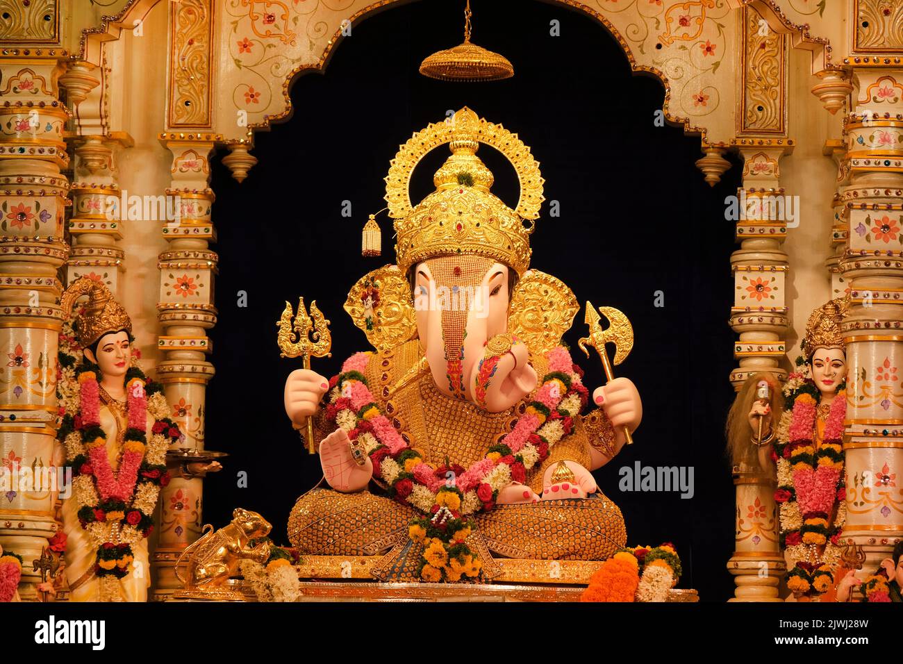 Dagdusheth ganpati pune hi-res stock photography and images - Alamy