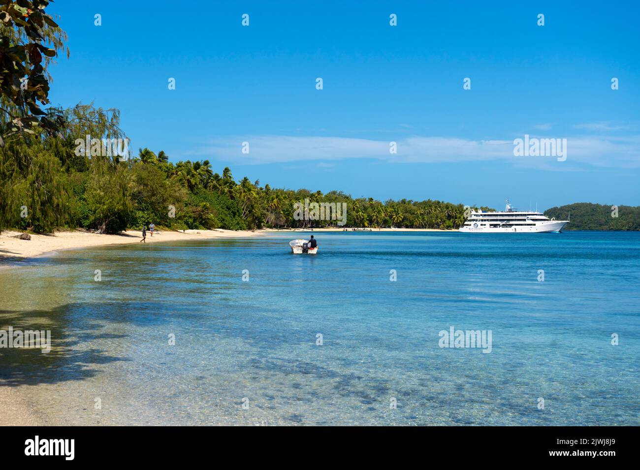 Cruise ship anchored in Blue Lagoon off tropical beach with clear blue water, Nanuya Island, Yasawa Group, Fiji Stock Photo