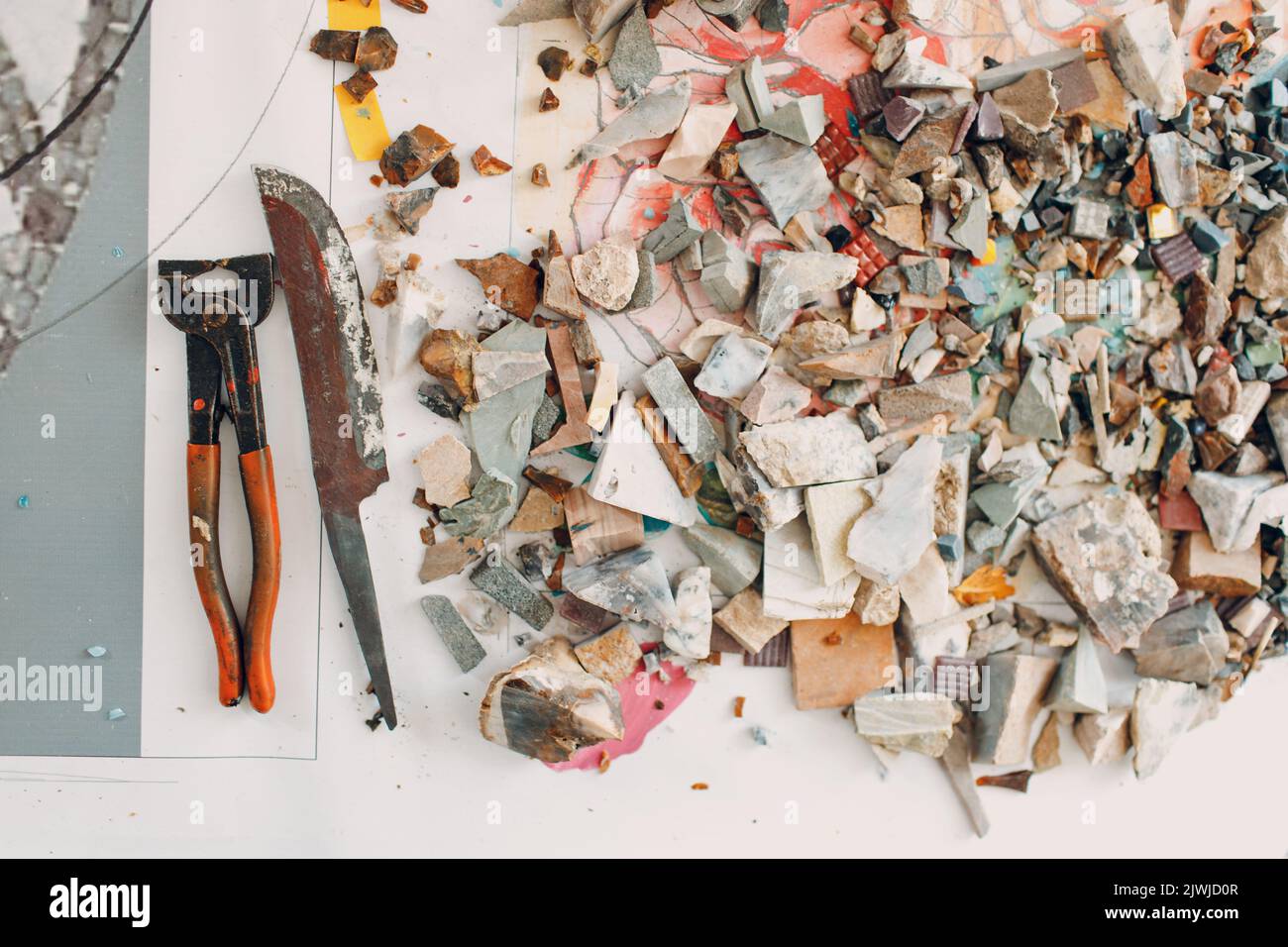 Craftsman cutter nipper tool for cutting smalt glass for making mosaic