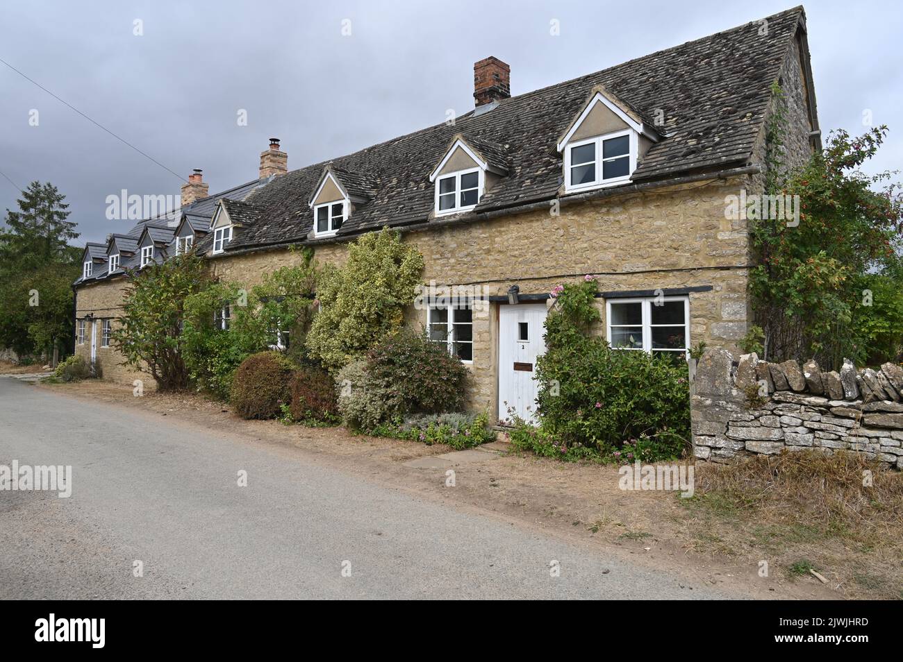 Terraced cottages in the north Oxfordshire hamlet of Hampton Gay Stock Photo