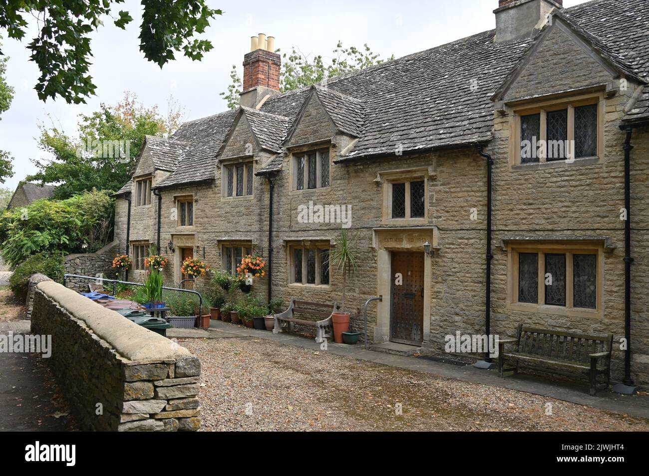 Almshouses adjacent to St Mary's Church in the north Oxfordshire village of Kidlington Stock Photo