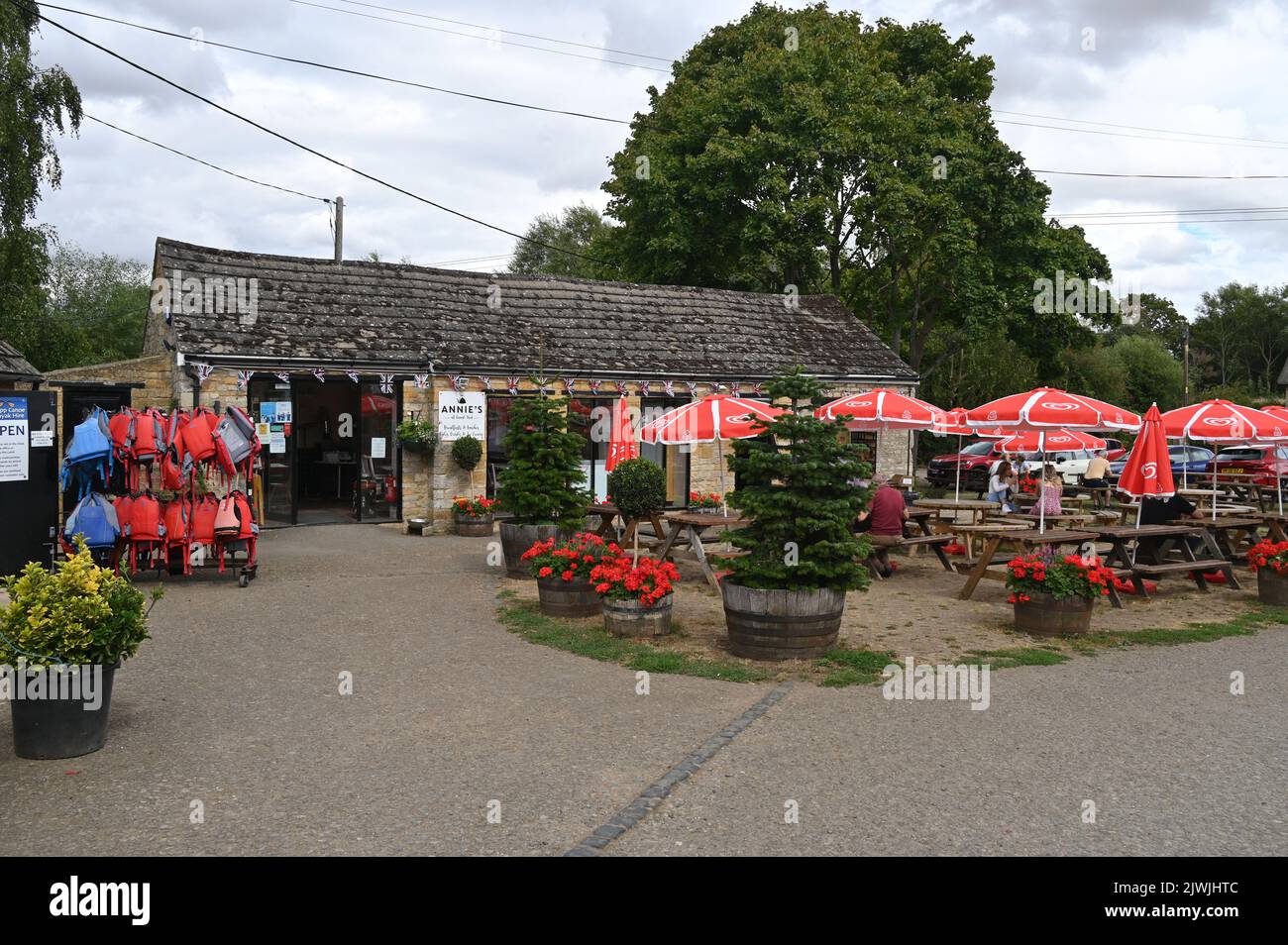 Annie's Cafe is a popular cafe by the Oxford Canal in the village of Thrupp Stock Photo