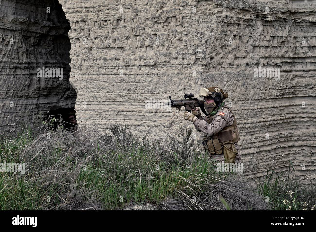 Army soldier performing military maneuvers on the battlefield Stock ...