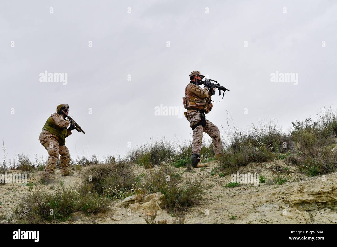 Army soldier performing military maneuvers on the battlefield Stock ...