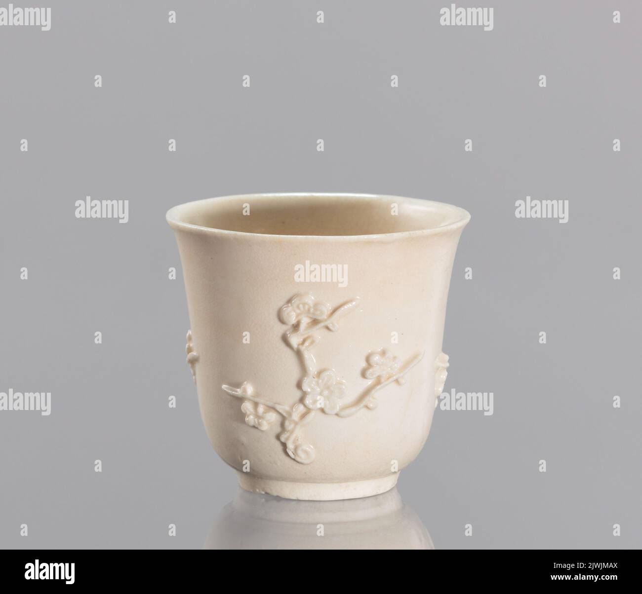 Chinese decorative vessels hi-res stock photography and images - Alamy