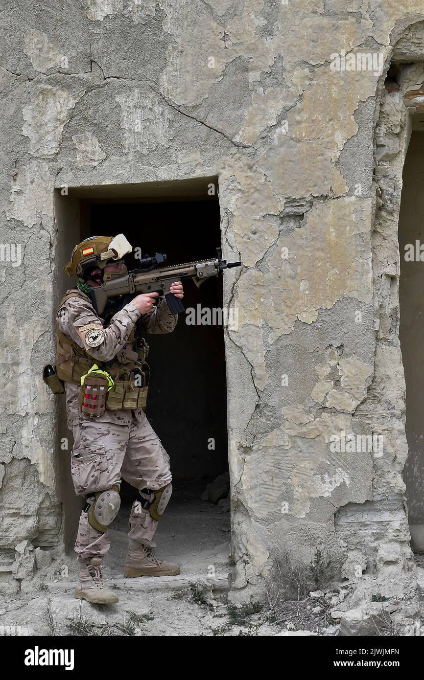 Army soldier performing military maneuvers on the battlefield Stock ...