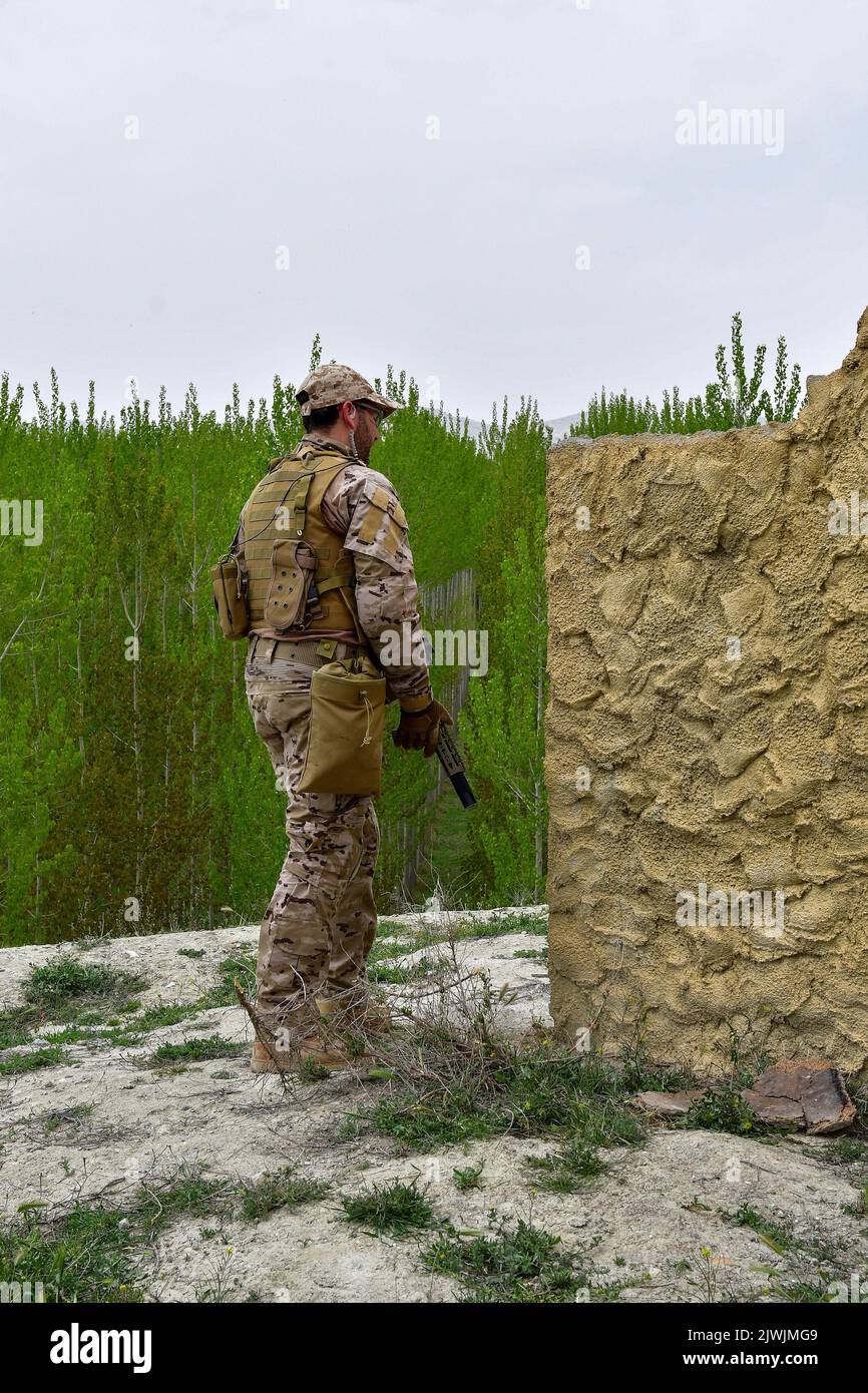 Army soldier performing military maneuvers on the battlefield Stock ...