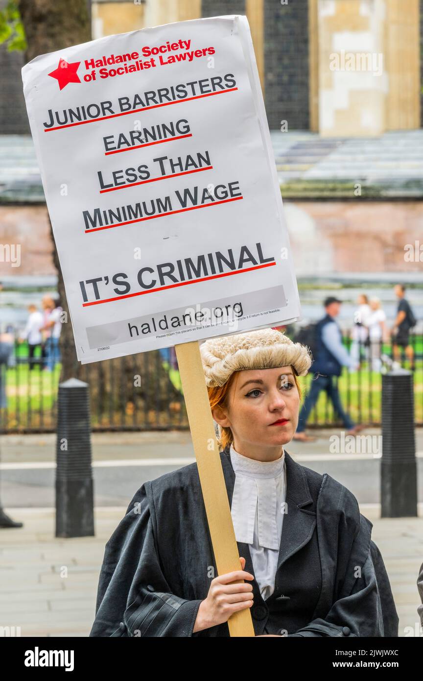 london-uk-6th-sep-2022-barristers-gather-outside-the-supreme-court