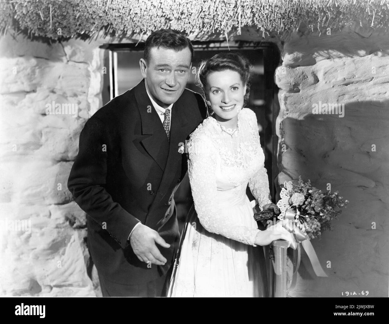 JOHN WAYNE and MAUREEN O'HARA in THE QUIET MAN 1952 director JOHN FORD story Maurice Welsh screenplay Frank S. Nugent music Victor Young producers Merian C. Cooper and John Ford Argosy Pictures / Republic Pictures Stock Photo