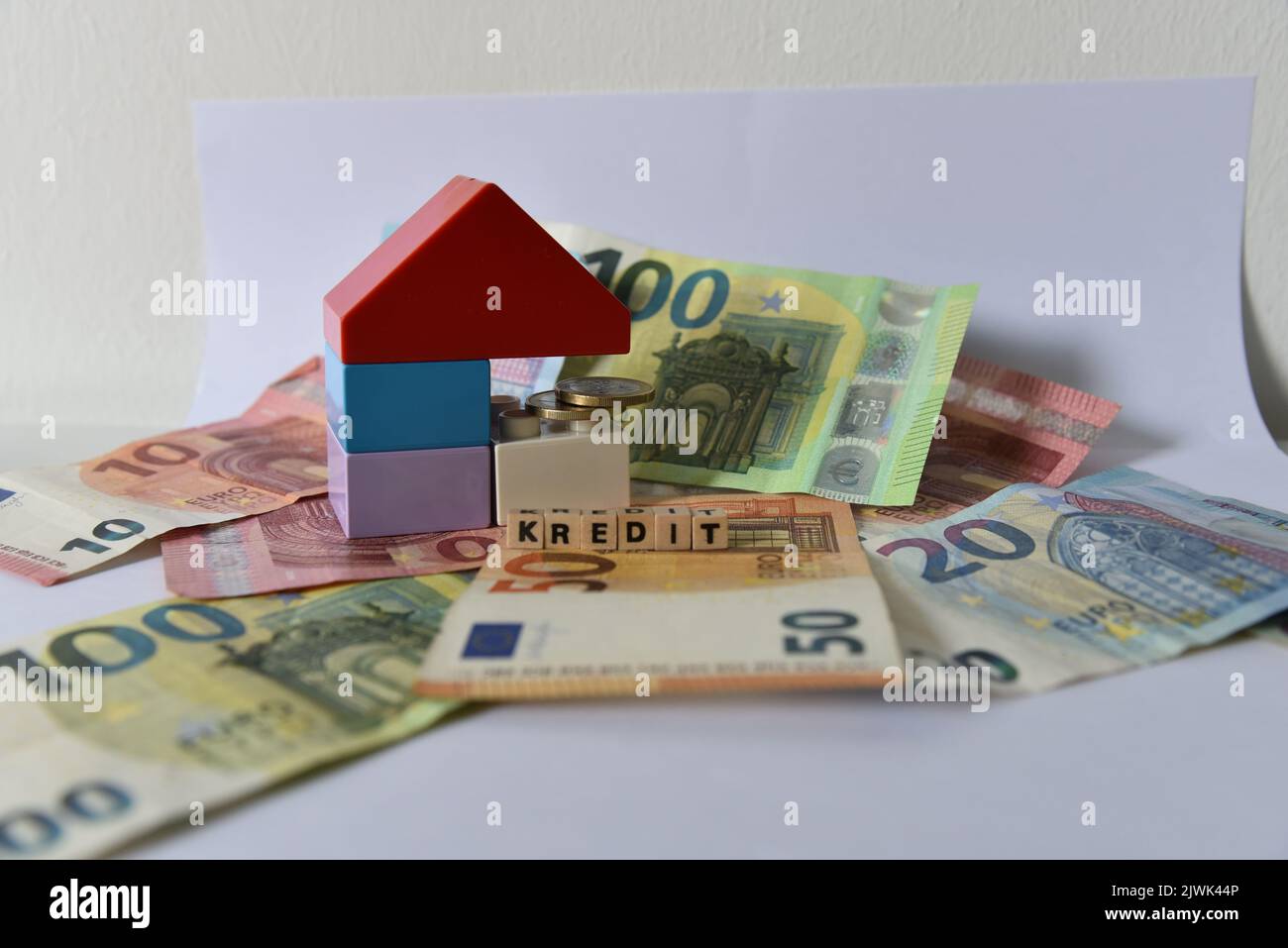 euro bank notes a small house and the word kredit Stock Photo