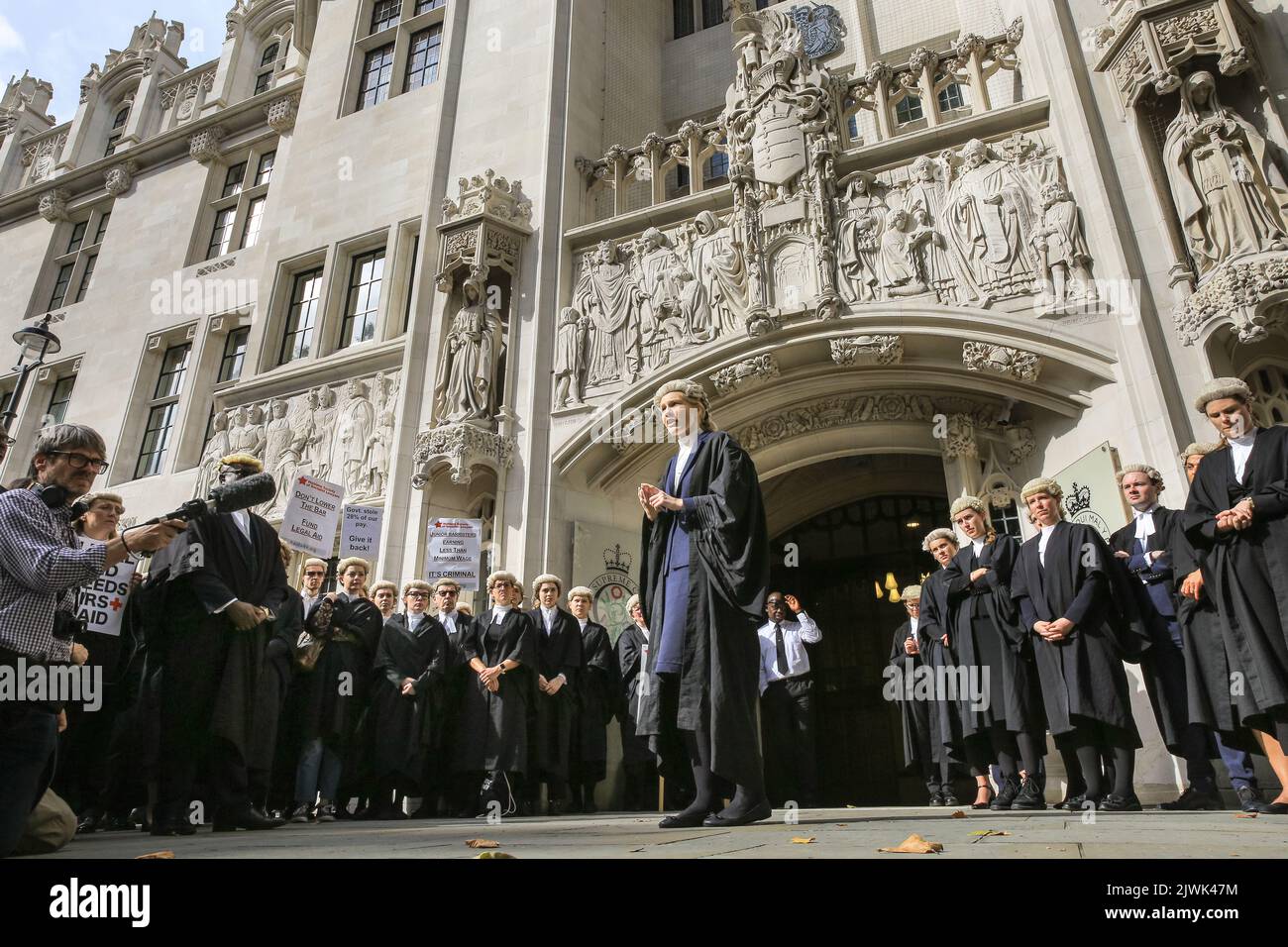 london-uk-06th-sep-2022-barristers-outside-the-supreme-court-in