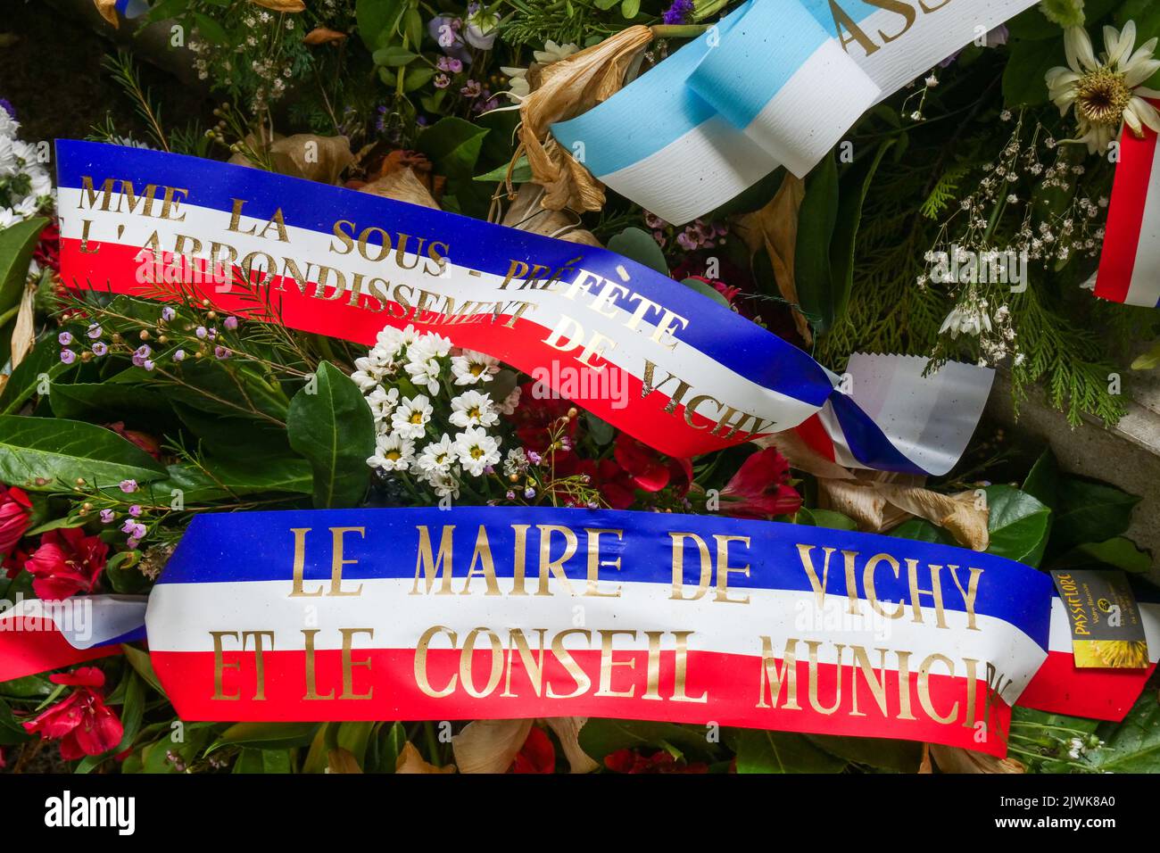 Spray of flowers, monument to the jewish victims of the French State