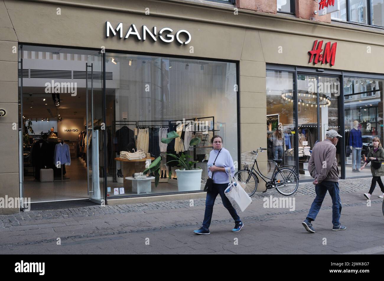 Mango store hi-res stock photography and images - Page 3 - Alamy
