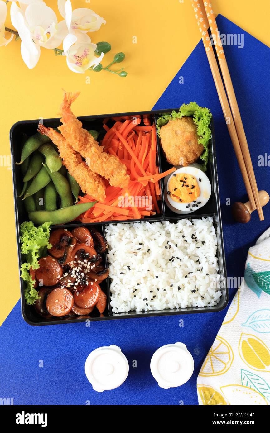 Bento box set, tradizionale cucina Giapponese impostata per il pranzo Foto  stock - Alamy