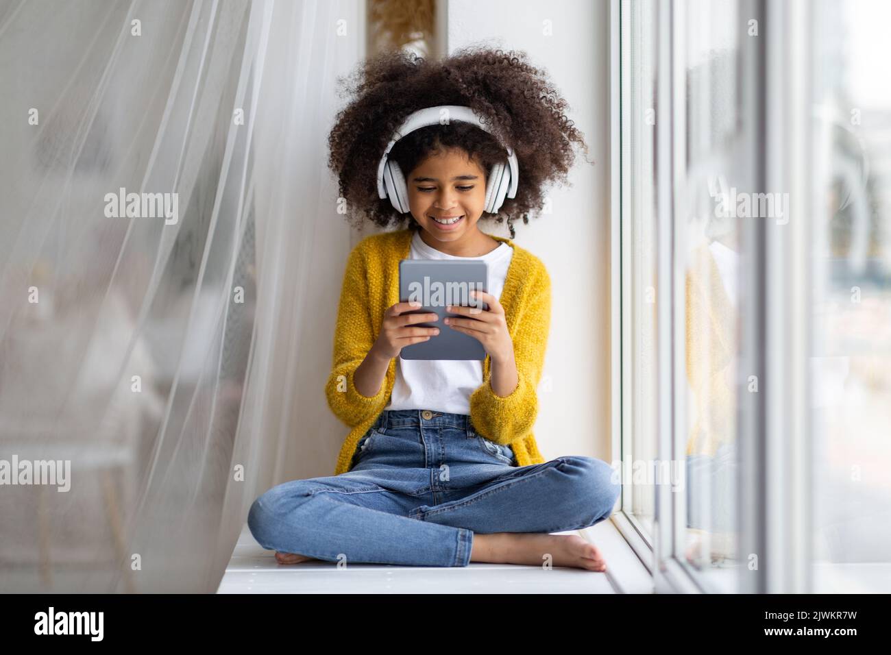 Kid using tablet at home hi-res stock photography and images - Alamy