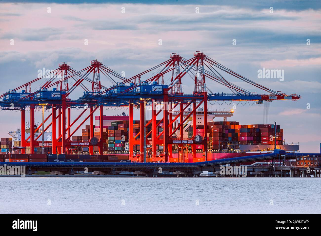 Jade-Weser-Port, Containerterminal in Wilhelmshafen, Umschlag der Ladung eines großen Containerschiffs Stock Photo