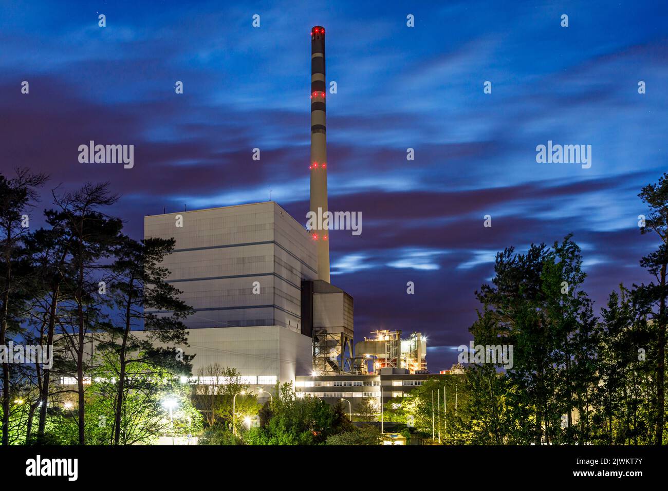 Uniper Wilhelmshaven coal-fired power plant behind the dyke to the Jadebusen Stock Photo